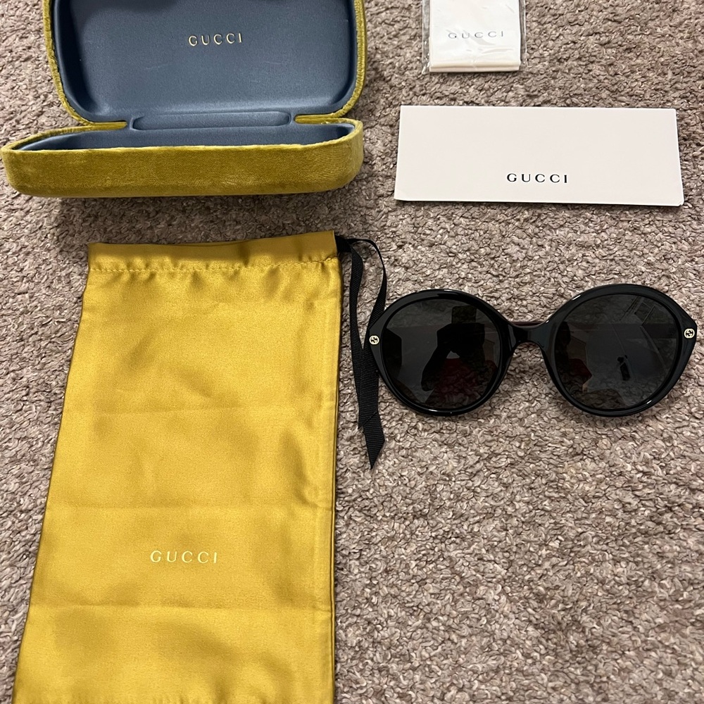 Gucci Black Sunglasses with Round Frames